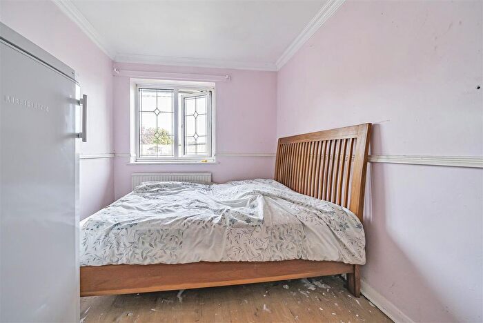 2 Bedroom Detached Bungalow For Sale In Cranford Park Drive, Yateley, Hampshire, GU46