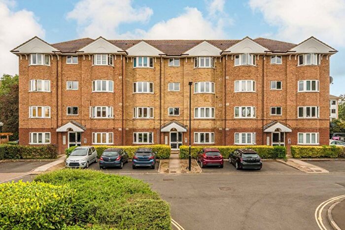 2 Bedroom Flat For Sale In Varsity Drive, Twickenham, TW1