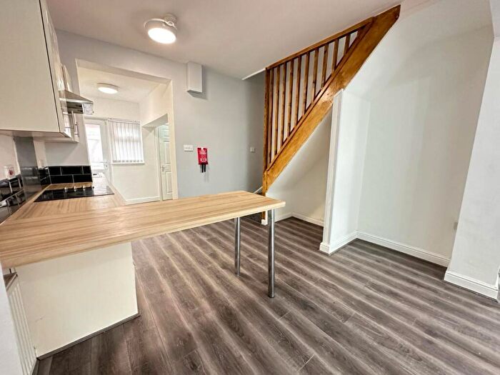 2 Bedroom Terraced House To Rent In Hawkins Street, L6