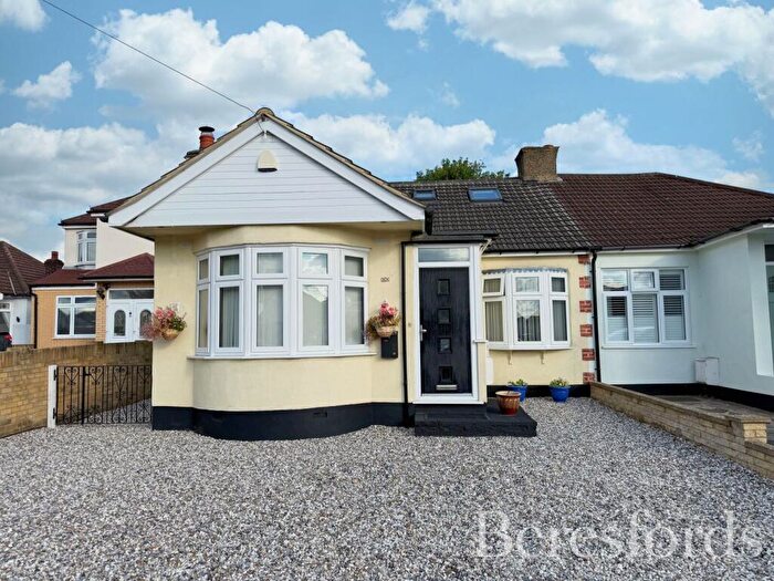 4 Bedroom Bungalow For Sale In Patricia Drive, Hornchurch, RM11