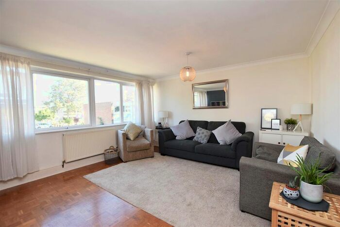 2 Bedroom Flat To Rent In Kings Paddock, Park Close, Hampton, TW12