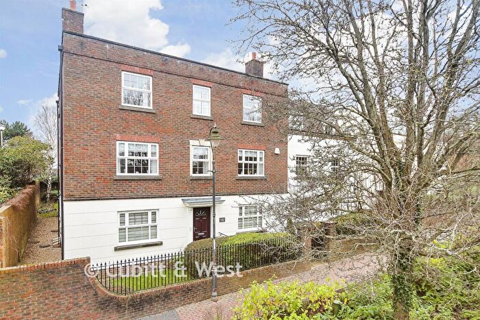 2 Bedroom Flat For Sale In Worthing Road, Horsham, West Sussex, RH12