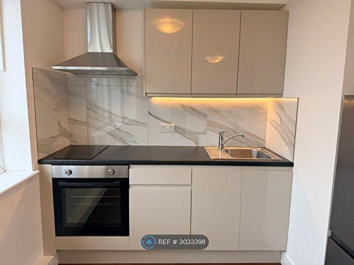 Studio To Rent In Ballards Lane, London, N3