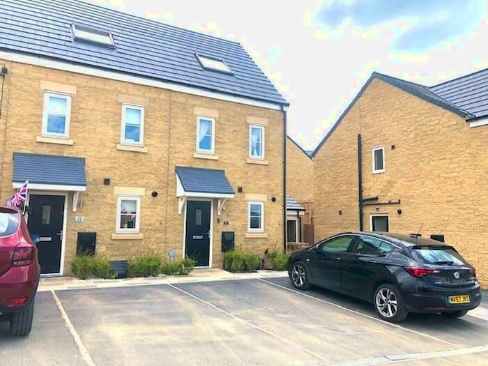 3 Bedroom House To Rent In Rowling Hollins, BB8