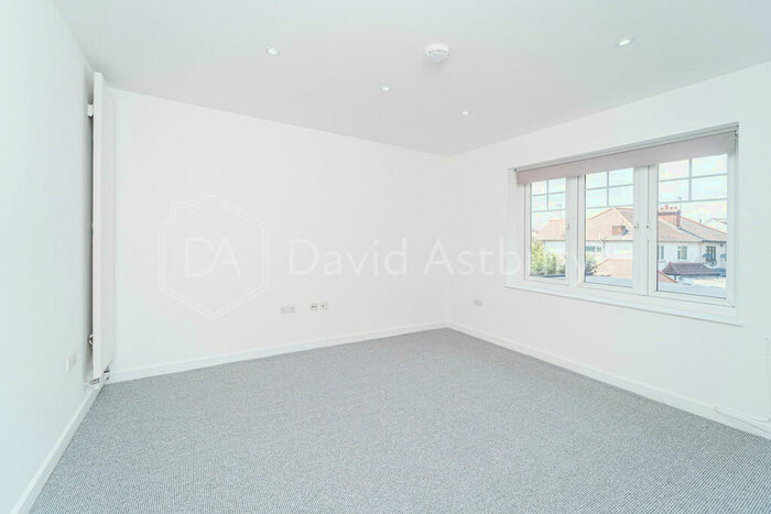 2 Bedroom Apartment To Rent In Cricklewood Lane, Golders Green, London, NW2