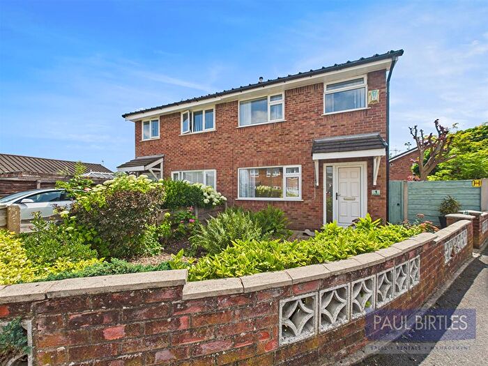 3 Bedroom Semi-Detached House For Sale In Laxfield Drive, Flixton, Trafford, M41