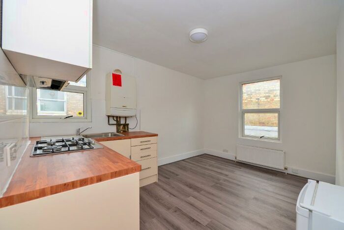 Flat To Rent In Holloway Road, Upper Holloway, N19