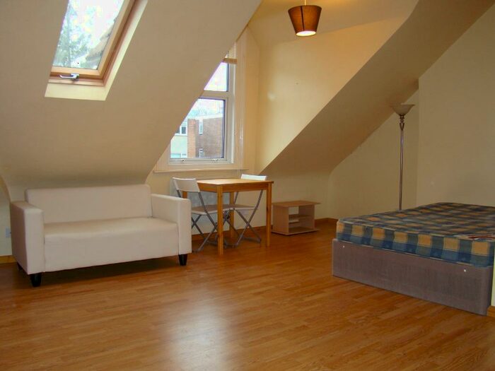 Studio To Rent In Torrington Park, North Finchley, London, N12