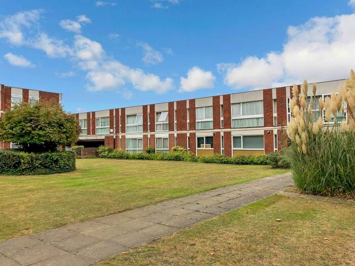 2 Bedroom Flat To Rent In Brantwood Gardens, West Byfleet, Surrey, KT14