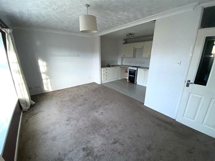 1 Bedroom Apartment To Rent In Glynn Crescent, Halesowen, West Midlands, B63