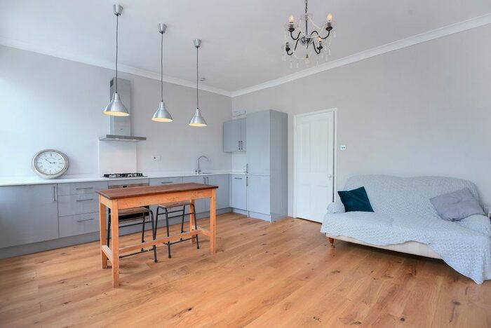 2 Bedroom Flat To Rent In Barclay Road, London, SW6