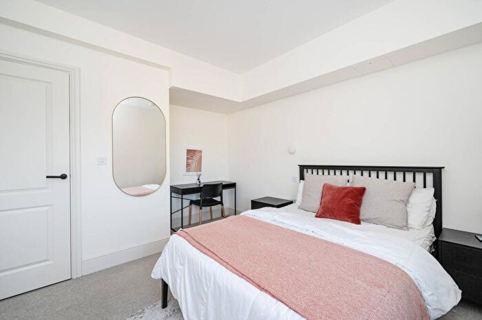 1 Bedroom Flat For Sale In Mile End Road, Tower Hamlets, London, E1