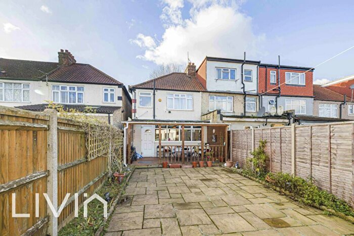 3 Bedroom End Of Terrace House For Sale In Mitcham Road, Croydon, Surrey, CR0
