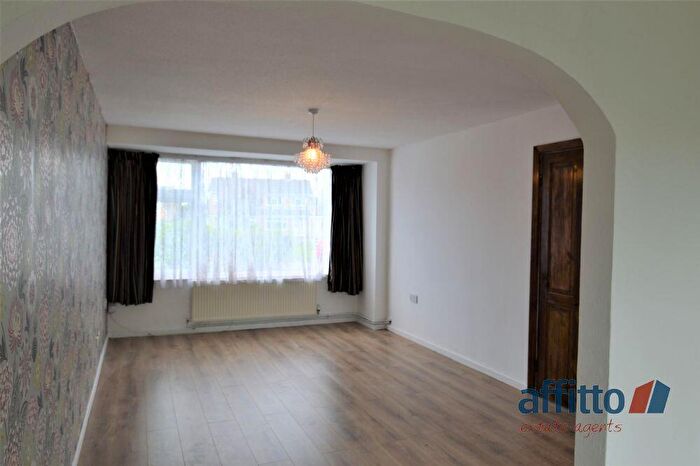 3 Bedroom Semi Detached House To Rent In Windrush Drive, Oadby, LE2