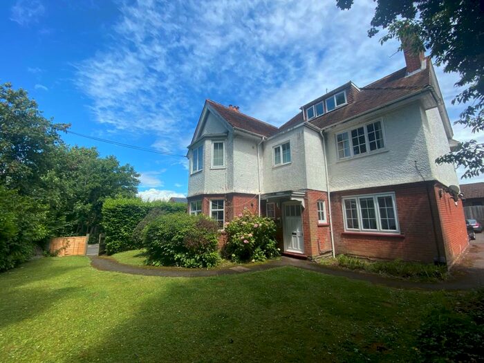 Flat To Rent In Southgate, RH10