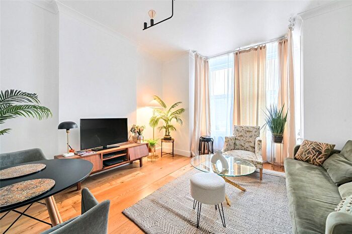 2 Bedroom Flat For Sale In Elmdale Road, Palmers Green, London, N13