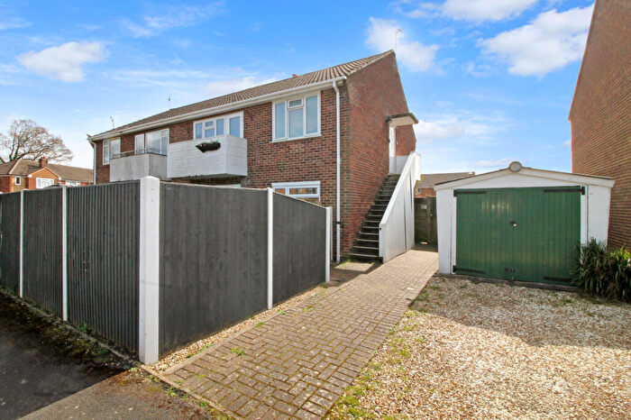 2 Bedroom Maisonette For Sale In Coleville Road, Farnborough, GU14