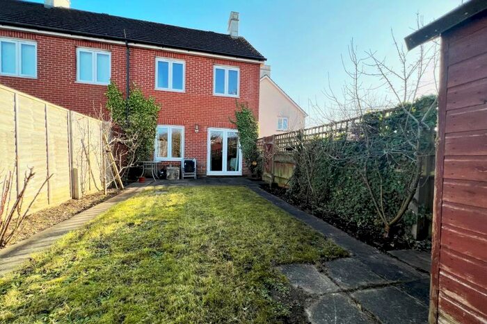 2 Bedroom End Of Terrace House To Rent In Old Woking, Woking, GU22