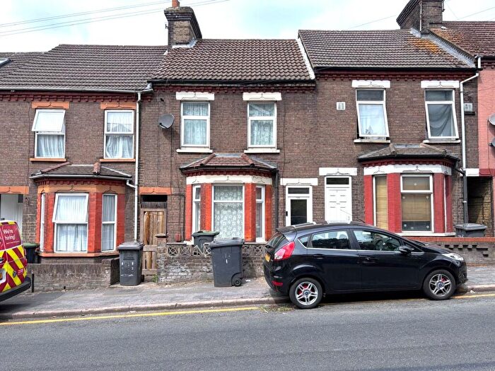 3 Bedroom Terraced House To Rent In Hitchin Road, Luton, LU2