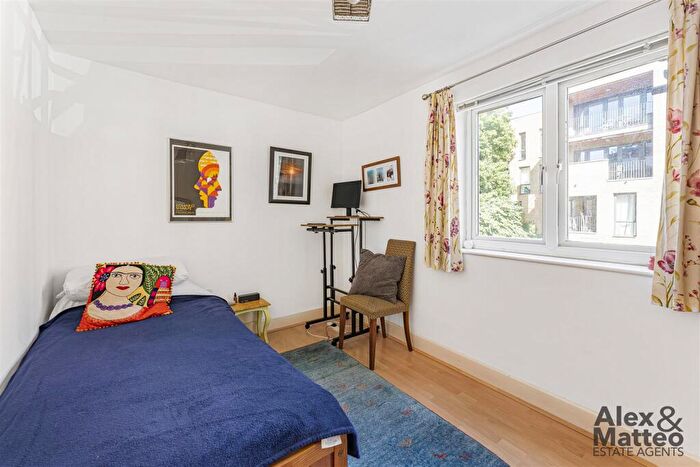 2 Bedroom Flat For Sale In Elgar Street, Canada Water, SE16
