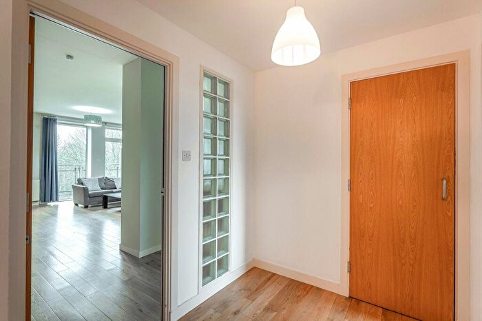 2 Bedroom Apartment To Rent In Jackson Place, Bearsden, G61