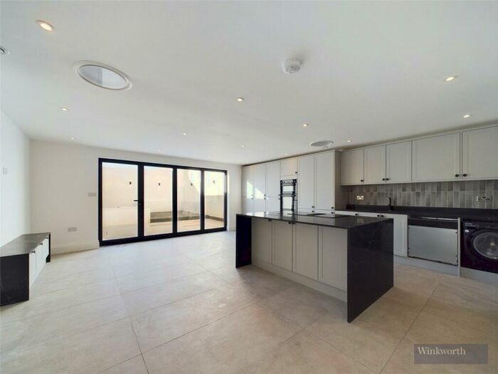 3 Bedroom Semi-Detached House To Rent In Brighton Road, Surbiton, KT6