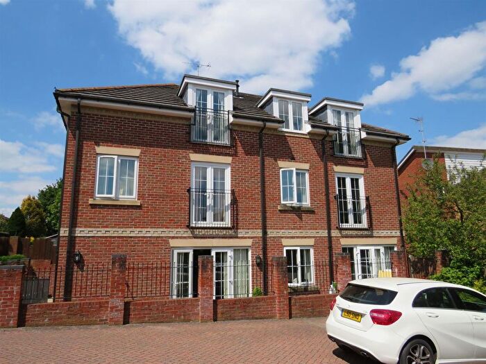 2 Bedroom Flat To Rent In Winchester Road, Bishops Waltham, Southampton, SO32
