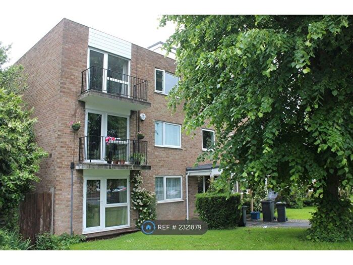 2 Bedroom Flat To Rent In Priory Court, Hitchin, SG4