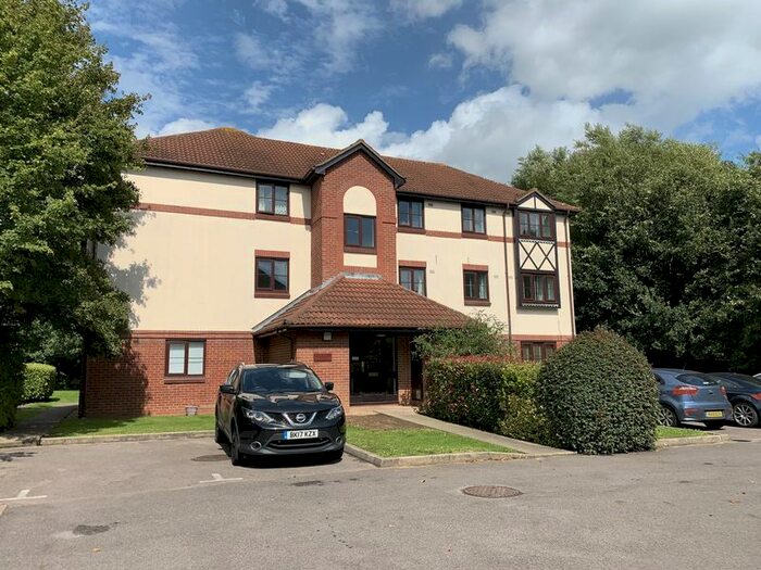2 Bedroom Flat To Rent In Wordsworth Mead, Redhill RH1