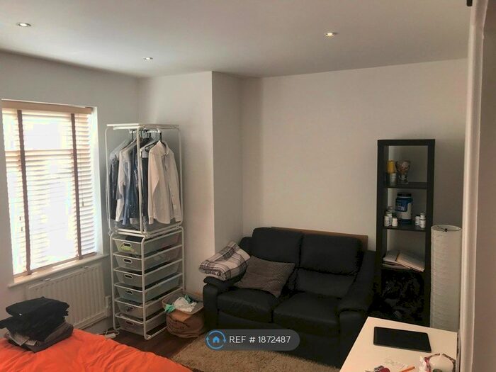 2 Bedroom Flat To Rent In Walm Lane, London, NW2
