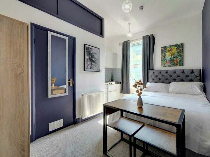 Apartment To Rent In Fairbridge Road, Archway, London, N19