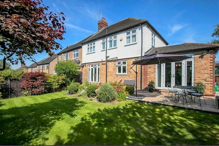 4 Bedroom Semi-Detached House To Rent In Henry's Avenue, Woodford Green, IG8