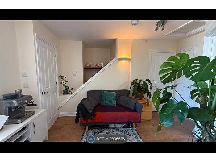 1 Bedroom Flat To Rent In Phipps Road, Oxford, OX4