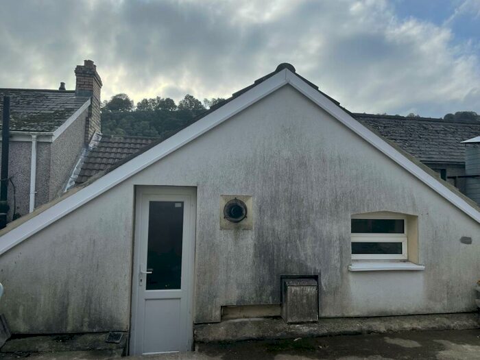 1 Bedroom Flat To Rent In Commercial Road, Llanhilleth, Abertillery, NP13