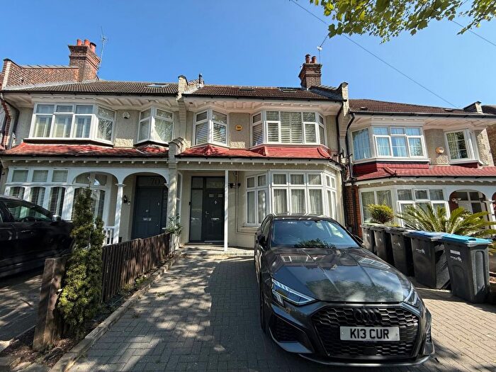 3 Bedroom Flat To Rent In Woodberry Avenue, Winchmore Hill, N21