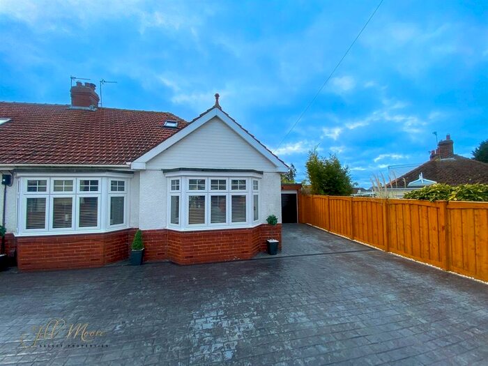 3 Bedroom Bungalow To Rent In Biddick Villas, Washington, NE38