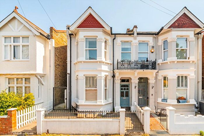 2 Bedroom Flat To Rent In Willcott Road, Acton, W3