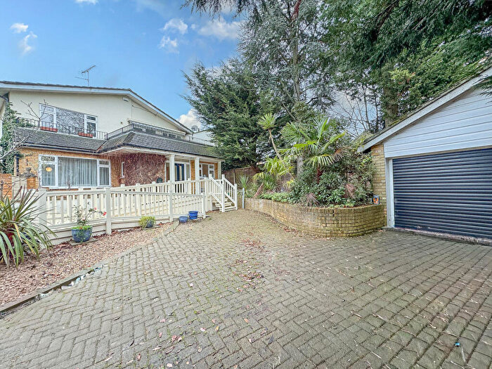 4 Bedroom Detached House For Sale In Woodpond Avenue, Hockley, SS5