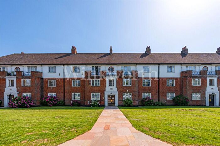 2 Bedroom Apartment For Sale In Lyttelton Road, London, N2