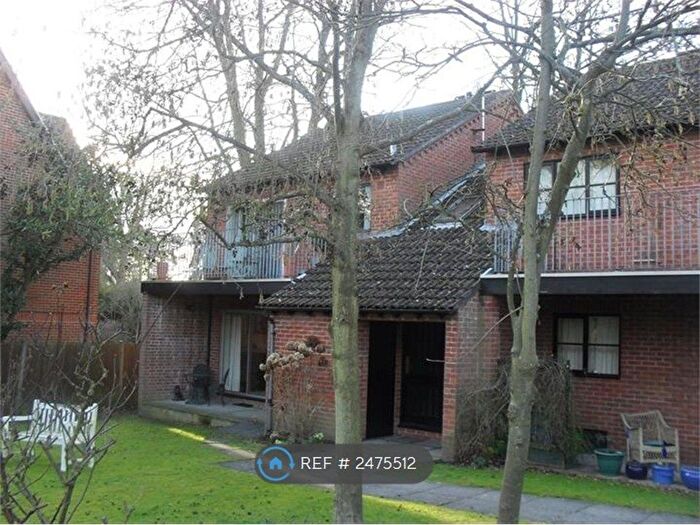 2 Bedroom Flat To Rent In Lower Broadmoor Road, Crowthorne, RG45