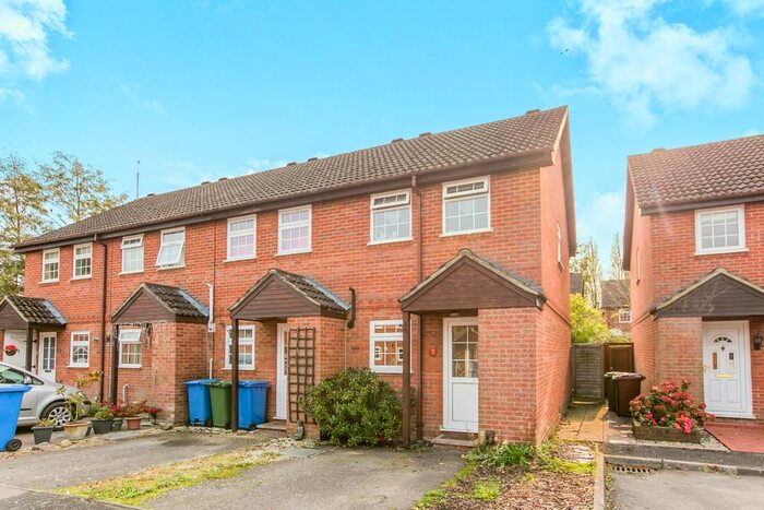 2 Bedroom End Of Terrace House To Rent In Droitwich Close, Bracknell, RG12