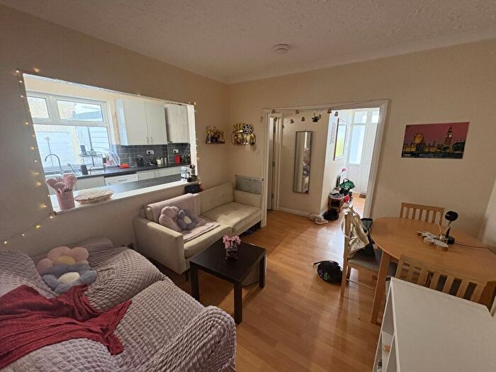 5 Bedroom Semi-Detached House To Rent In Strafford Gate, Potters Bar, EN6
