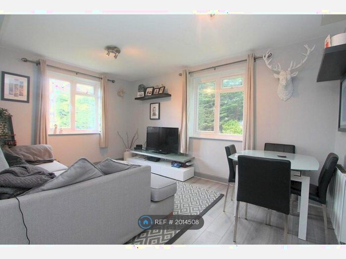 2 Bedroom Flat To Rent In Woodfield Court, Sutton, SM1