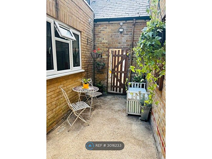 1 Bedroom Flat To Rent In High Street, Hampton Hill, TW12