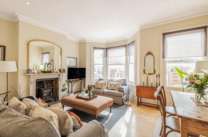 2 Bedroom Flat To Rent In Hearnville Road, London, SW12