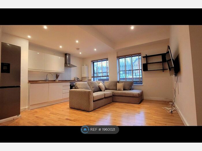 2 Bedroom Flat To Rent In Whyteleafe Hill, Whyteleafe, CR3