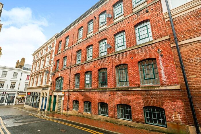 2 Bedroom Flat To Rent In Bank Street, Gravesend, Kent, DA12