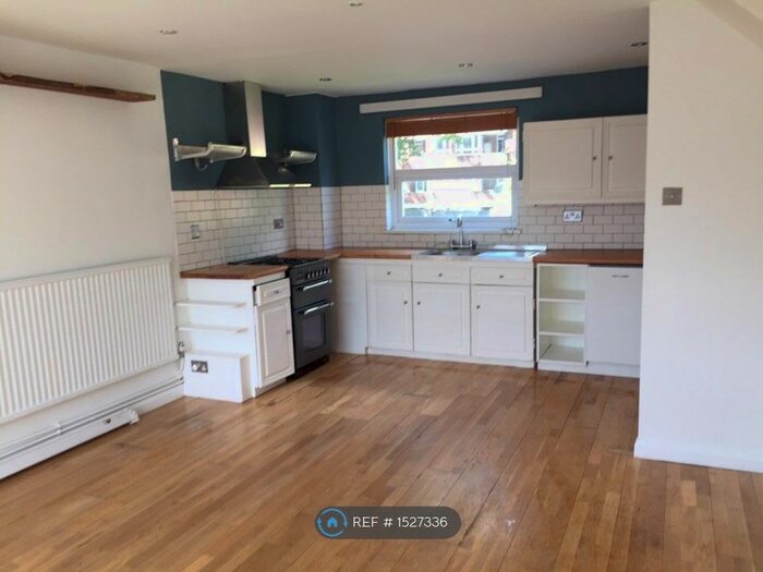 1 Bedroom Maisonette To Rent In Samuel Close, London, E8