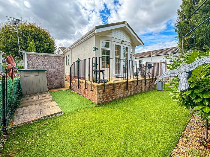 1 Bedroom Mobile/park Home For Sale In Pooles Lane, Hullbridge, Hockley, SS5