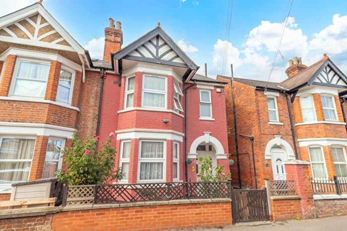 5 Bedroom Semi-Detached House For Sale In Dolphin Road, Slough, SL1